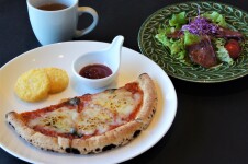 日替わりピザとローストビーフサラダ